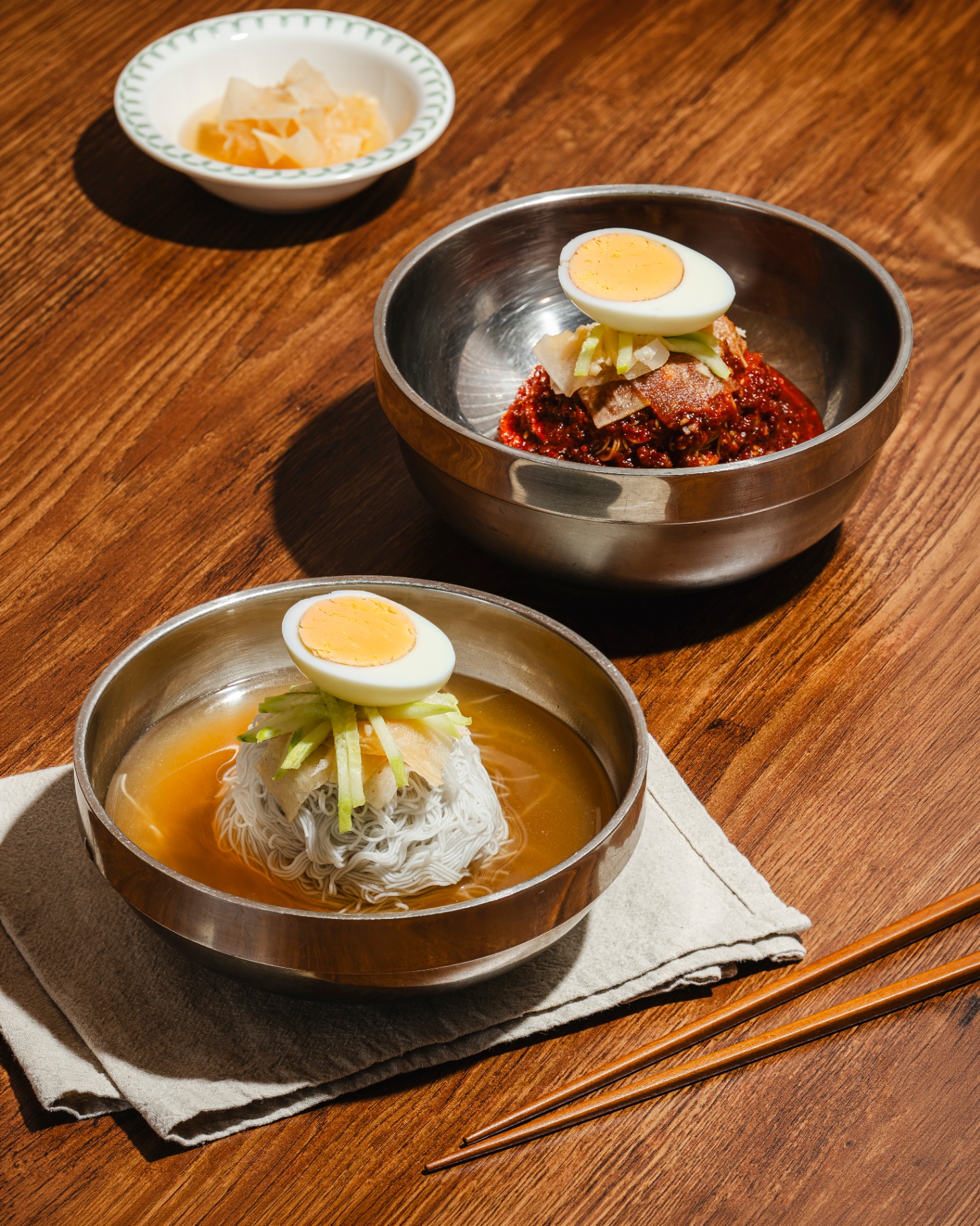 삶은 달걀과 오이채를 올린 자가제면 함흥물냉면과 비빔냉면