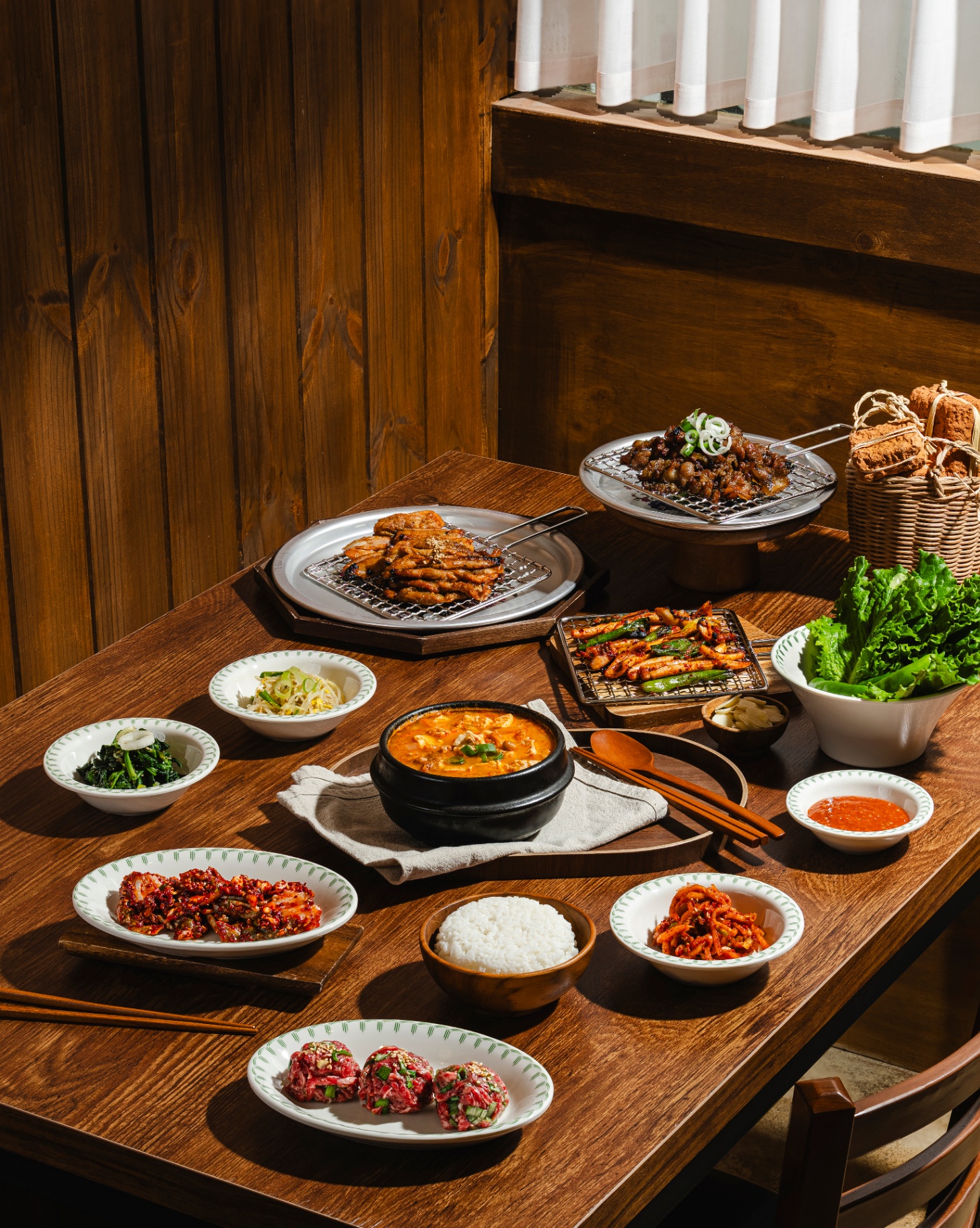 참숯 석쇠구이·청국장·육회·반찬까지 정갈하게 차려낸 오소불백 한상차림