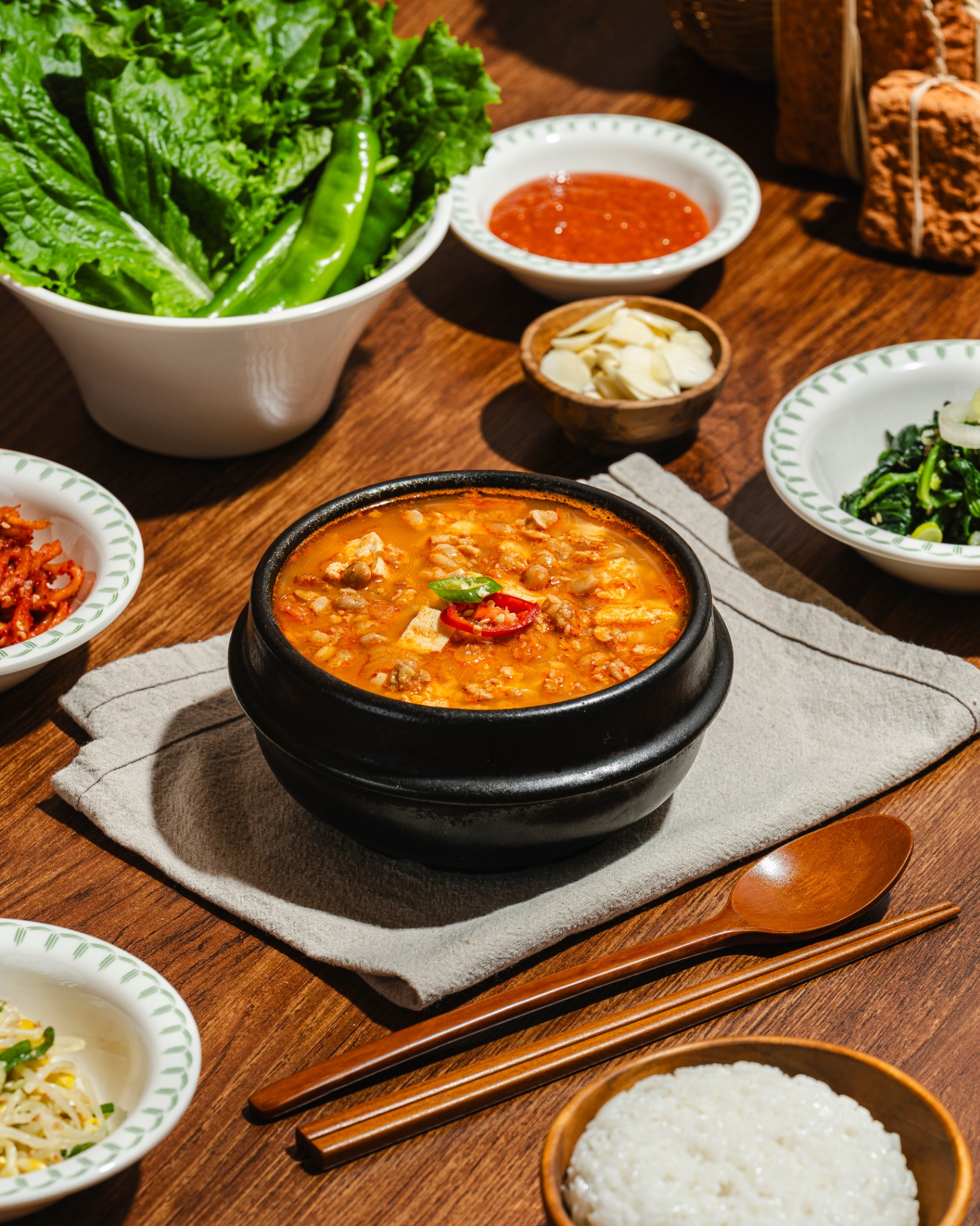 뚝배기에 보글보글 끓는 청국장과 밥상 반찬 구성